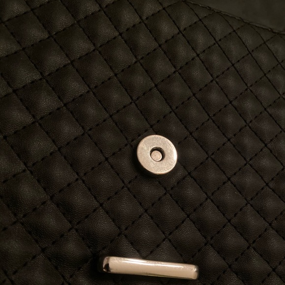 PRETTY BLACK GUESS CROSS BODY BAG. - Picture 3 of 6